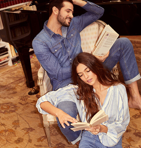 un homme et une femme qui lisent un livre